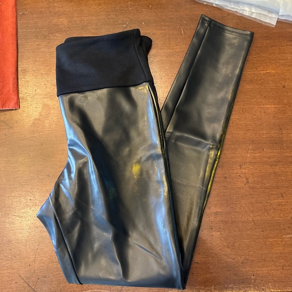 Spanx‎ Red Hots NWOT size medium faux leather black/gold accent leggings - Picture 1 of 8